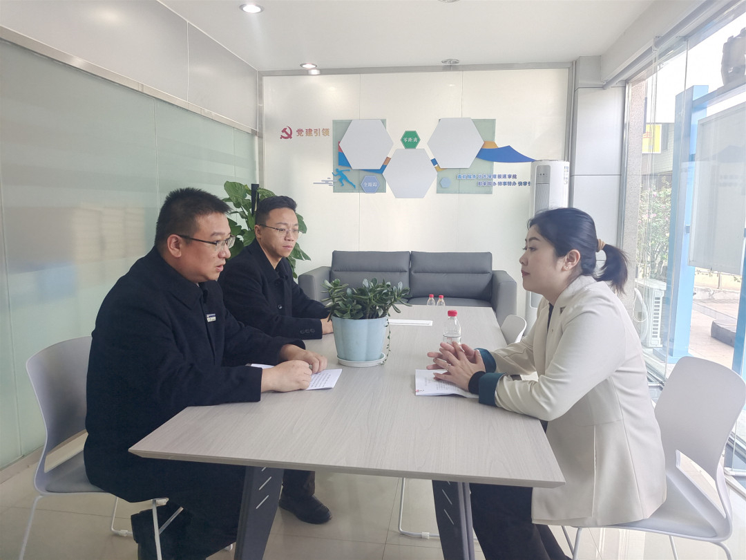 服务专区工作人员在接待企业办事人员。.jpg