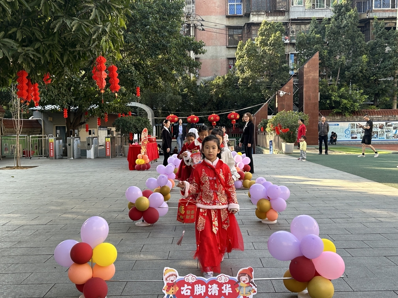 跨越龙门，左脚清华，右脚北大.jpg