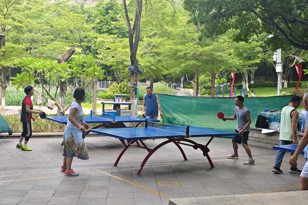 滨河公园，市民们正打着乒乓球 (2).jpg