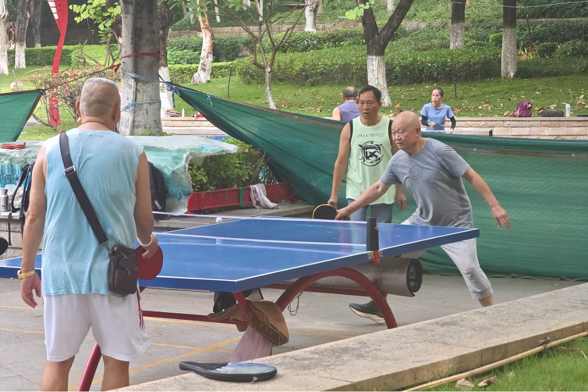 滨河公园，市民们正打着乒乓球 (1).jpg