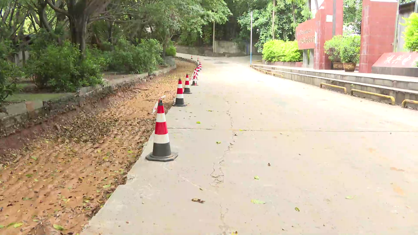 民声 “烂尾”三年的小区道路何时恢复平整[00_01_56][20250806-155452].png