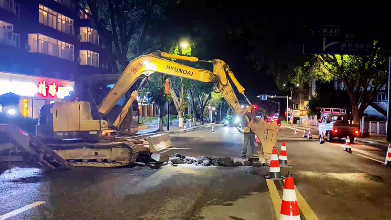 民声 路面多处漏水[00_03_32][20250822-165348].png