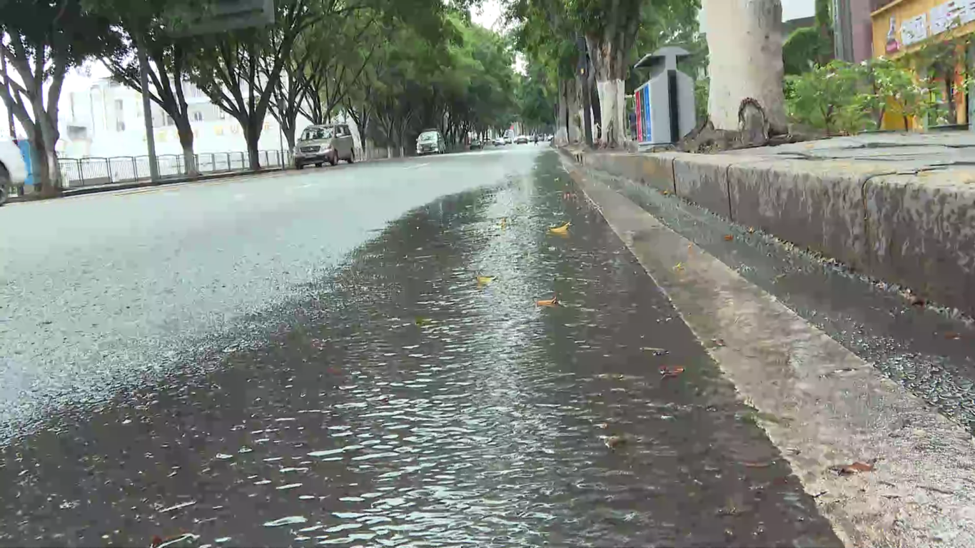 民声 路面多处漏水[00_01_26][20250822-164945].png