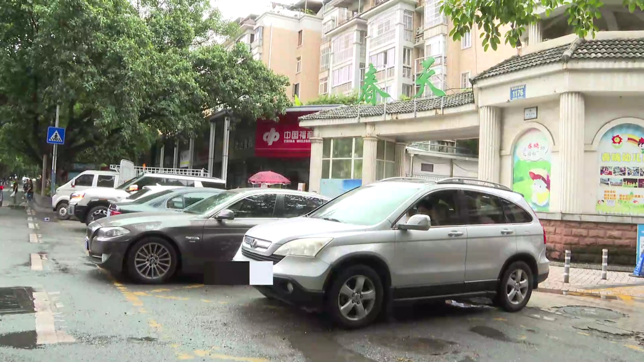 民声 小区门口竟成“停车场”[00_03_01][20250905-183640].png