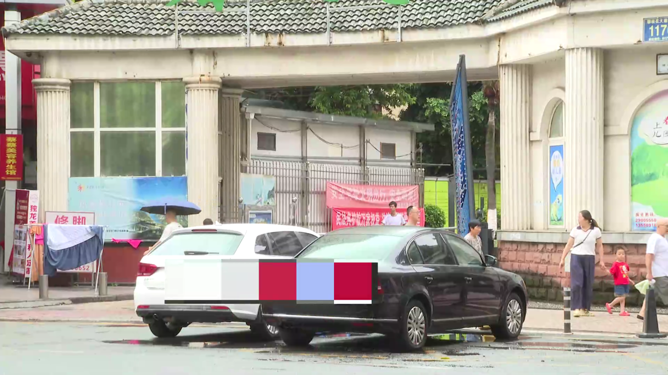 民声 小区门口竟成“停车场”[00_00_13][20250905-183130].png