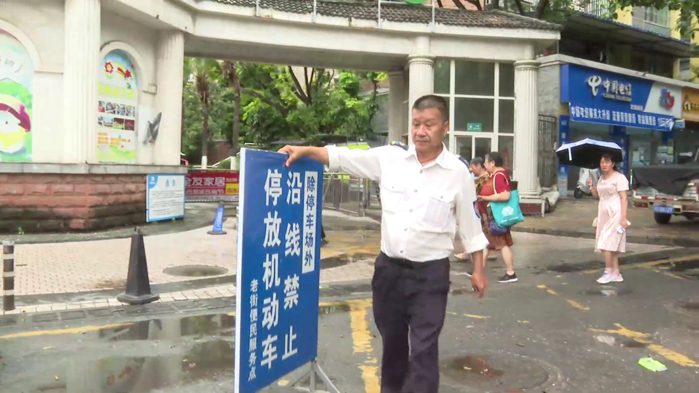 民声 小区门口竟成“停车场”[00_01_55][20250905-183546].png